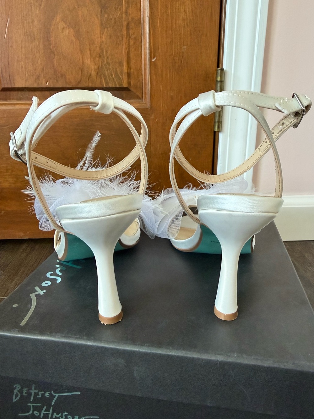Betsey Johnson Ivory Lylla bow heels 8 - Picture 5 of 6